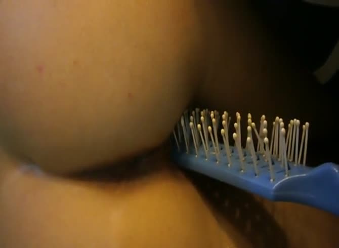 Video :Kinky bitch inserting a hair brush in and out of her pussy